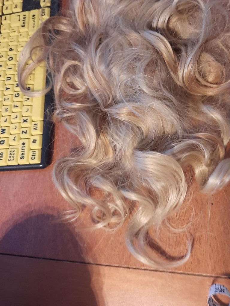 New ! Women Brown To Blonde Wavy 24 In Wig Dark Roots Fading To Light Ash Blonde — image 7 of 7